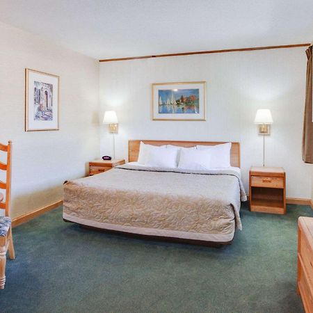 Super 8 Beachfront By Wyndham Mackinaw City, Mi Exterior foto