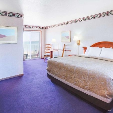 Super 8 Beachfront By Wyndham Mackinaw City, Mi Exterior foto